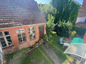 Blick in den grünen Hof