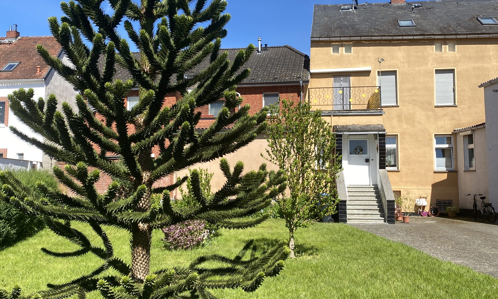 schönes Mehrfamilienhaus mit Hof und Nebengelass